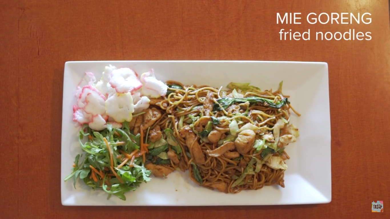 Orang Bule Mencicipi Masakan Indonesia